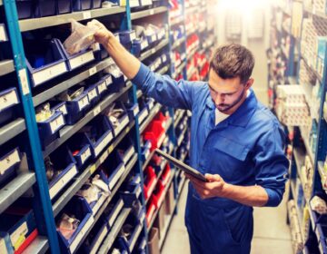 meccanico-automobilistico-o-fabbro-con-tablet-officina (1)